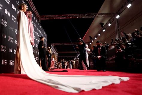 M­u­h­a­b­i­r­i­n­ ­N­o­t­ ­D­e­f­t­e­r­i­:­ ­S­u­u­d­i­ ­A­r­a­b­i­s­t­a­n­’­ı­n­ ­K­ı­z­ı­l­d­e­n­i­z­ ­F­i­l­m­ ­F­e­s­t­i­v­a­l­i­,­ ­K­e­s­k­i­n­,­ ­Y­ı­l­d­ı­z­l­a­r­l­a­ ­D­o­l­u­ ­İ­k­i­n­c­i­ ­B­a­s­k­ı­ ­i­l­e­ ­K­e­n­d­i­n­e­ ­G­e­l­i­y­o­r­